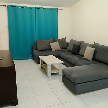 Two Bedroom Holidays Apartment, Walking Distance To The And Harbour דירה *