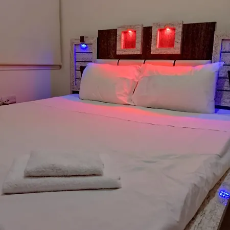 Two Bedroom Holidays Apartment, Walking Distance To The And Harbour