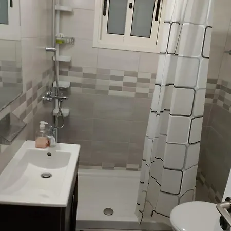 Two Bedroom Holidays Apartment, Walking Distance To The And Harbour 파포스