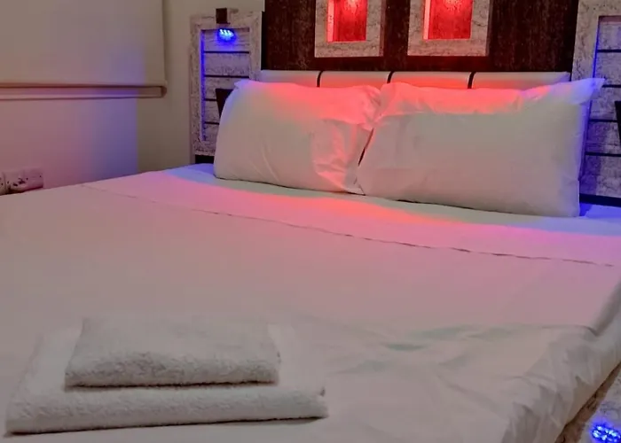 Two Bedroom Holidays Apartment, Walking Distance To The And Harbour